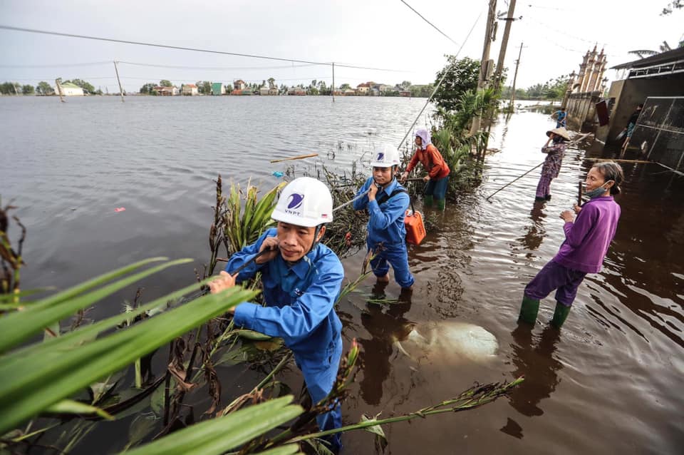 Người VNPT đồng hành cùng miền Trung vượt bão Người VNPT đồng hành cùng miền Trung vượt bão